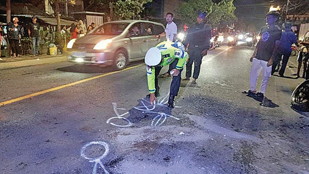 Petugas Polresta Banyuwangi melakukan olah TKP kecelakaan lalu lintas di Jalan Raden Wijaya, Kelurahan/Kecamatan Giri, Senin (23/3).