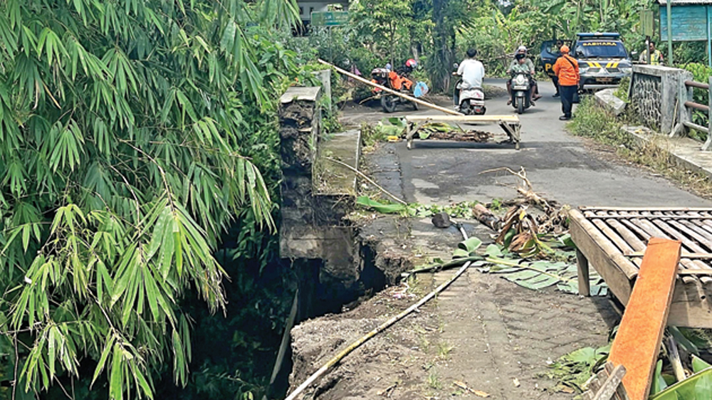 ROMPAL: Petugas BPBD meninjau lokasi jembatan ambrol di Dusun Curahleduk, Desa Banyuanyar, Kecamatan Kalibaru, Senin (23/3).