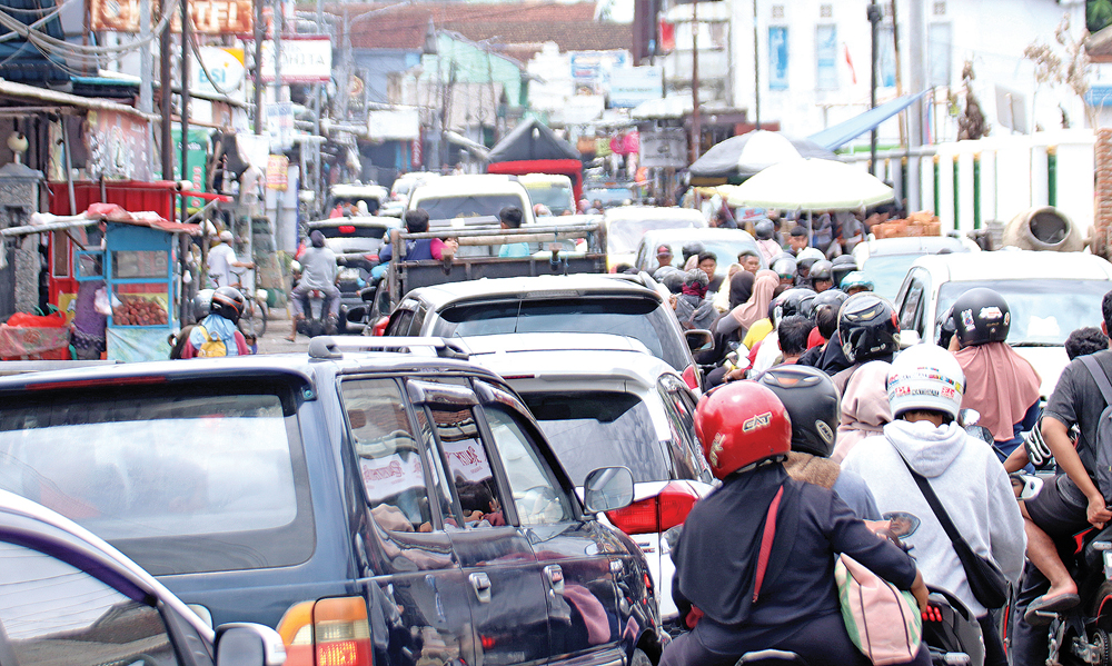 SESAK: Kendaraan roda dua dan roda empat menyemut di Jalan Raya Kecamatan Sempu, Banyuwangi, Selasa (24/3).