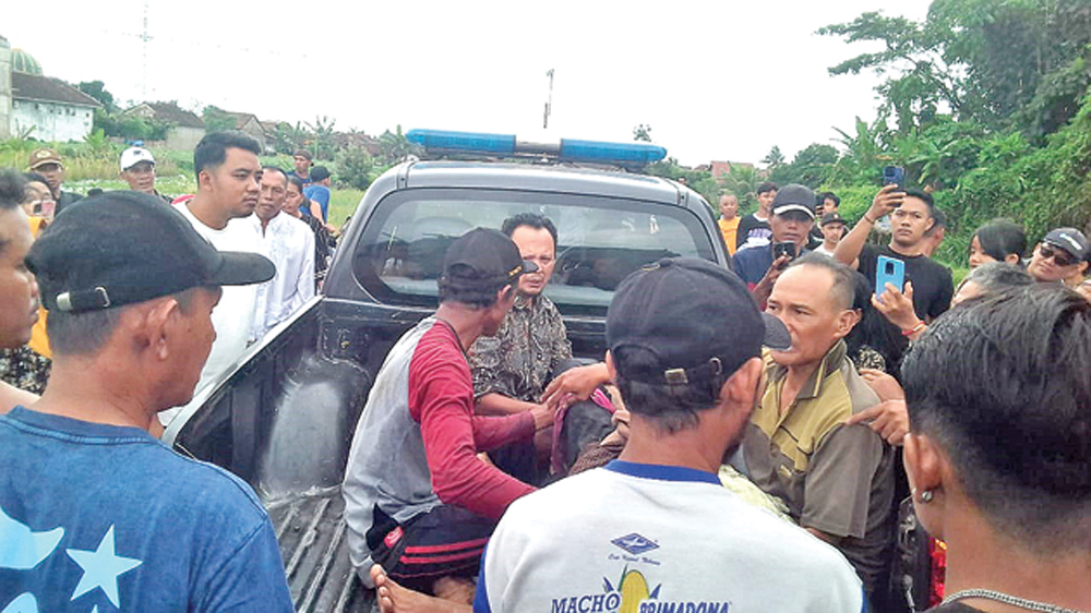 Jenazah Sapto, warga Desa Singolatren, Kecamatan Singojuruh yang ditemukan meninggal dunia di pematang sawah dievakuasi petugas pada Minggu (22/3) sore hari.