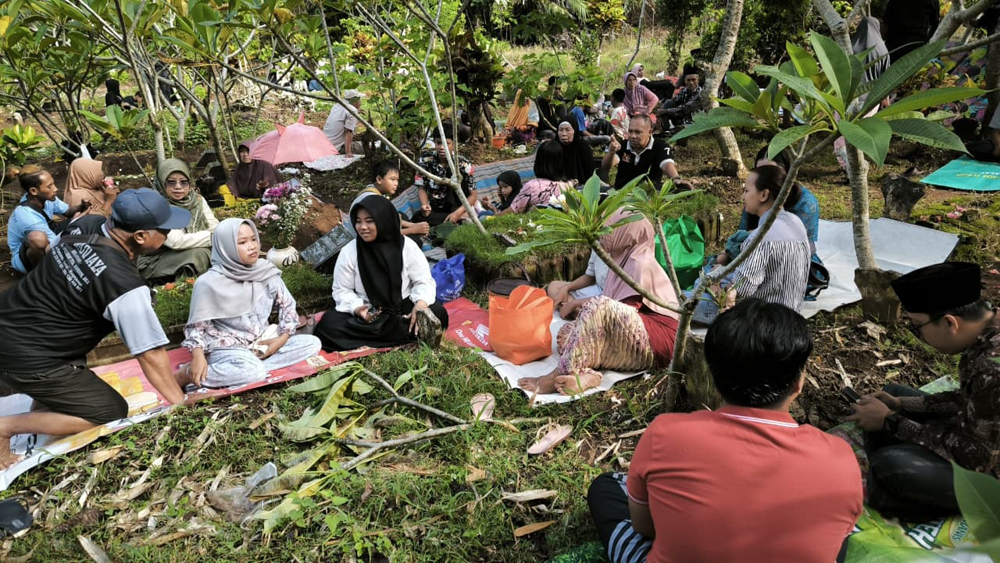 Sejumlah warga Desa Bunder, Kecamatan Kabat menggelar ziarah makam bertajuk lebaran makam di TPU Desa Bunder, Senin (23/3).