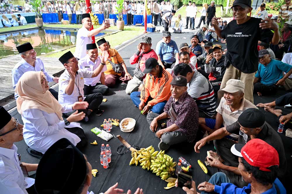 Bupati Ipuk Fiestiandani bersama Sekda Guntur Priambodo, asisten, dan kepala OPD berbincang bersama tukang becak, sopir angkot, dan driver ojol di kantor Bupati Banyuwangi, Rabu (25/3).