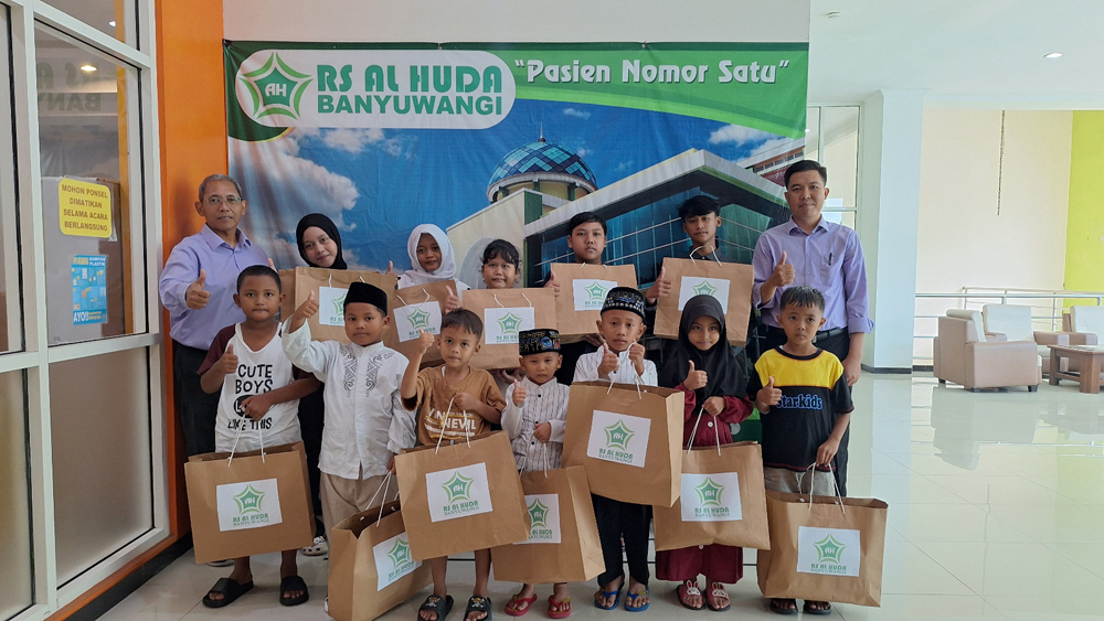 Manajemen RS Al Huda membagikan 268 paket sembako kepada warga dan mengajak anak yatim/piatu belanja baju lebaran sebelum Hari Raya Idul Fitri, Rabu (18/3).