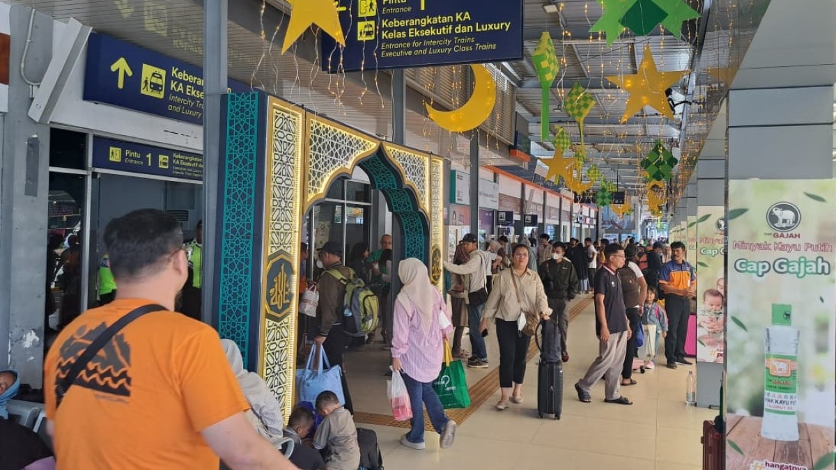 Arus balik Lebaran 2026 di KAI Daop 8 Surabaya masih tinggi.