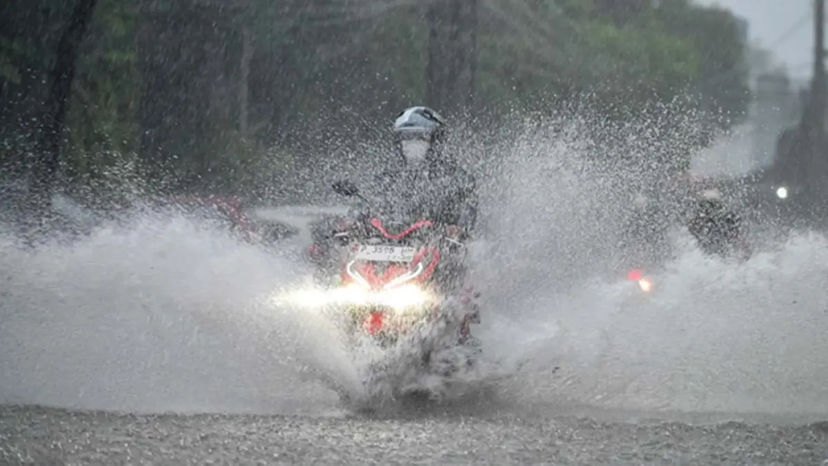 Akibat hujan deras, jalanan kota Banyuwangi tergenang, Kamis malam (26/3). BMKG memprediksi hingga 3 hari ke depan Banyuwangi bakal diguyur hujan disertai petir. (Ramada Kusuma/Radar Banyuwangi)