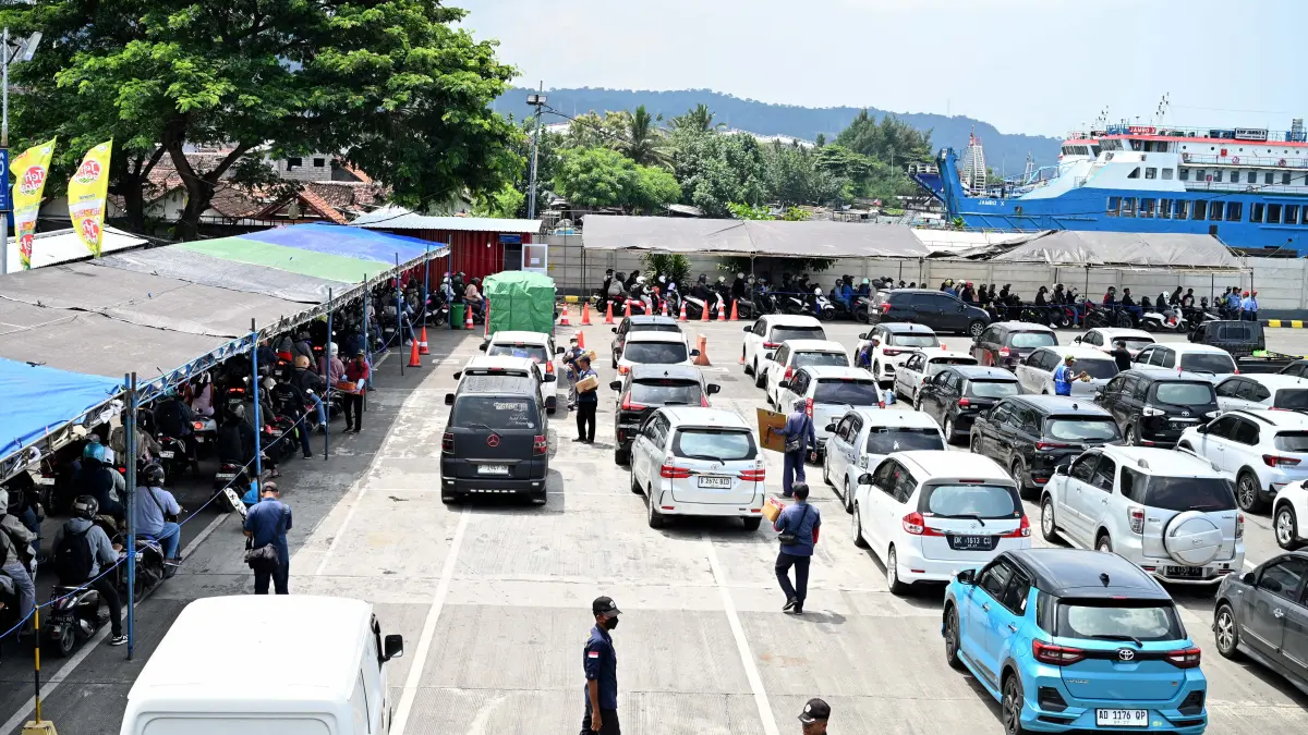 Antrean kendaraan di Pelahuhan ASDP Ketapang, Jumat (27/3/2026). (Ramada Kusuma/Radar Banyuwangi)  