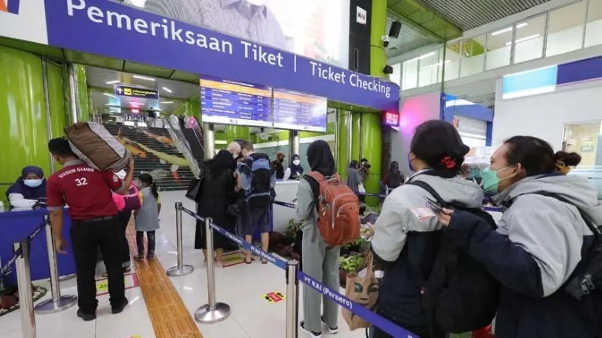 Arus balik penumpang kereta api Lebaran 2026 di Stasiun Gambir masih ramai. (JawaPos.com)