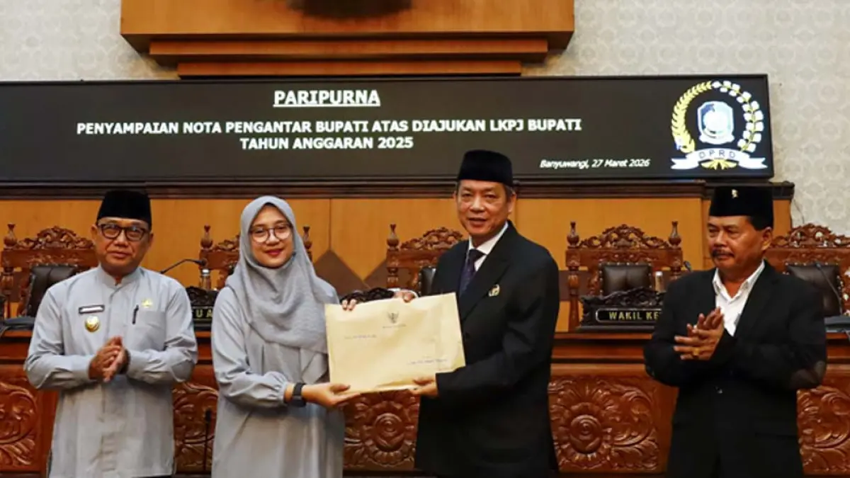 Bupati Ipuk Fiestiandani didampingi Wabup Mujiono menyerahkan dokumen LKPj Akhir Tahun 2025 kepada dua Wakil Ketua DPRD Michael Edy Hariyanto dan Ruliyono pada rapat paripurna di kantor dewan, Jumat (27/3). (Ramada Kusuma/Radar Banyuwangi)
