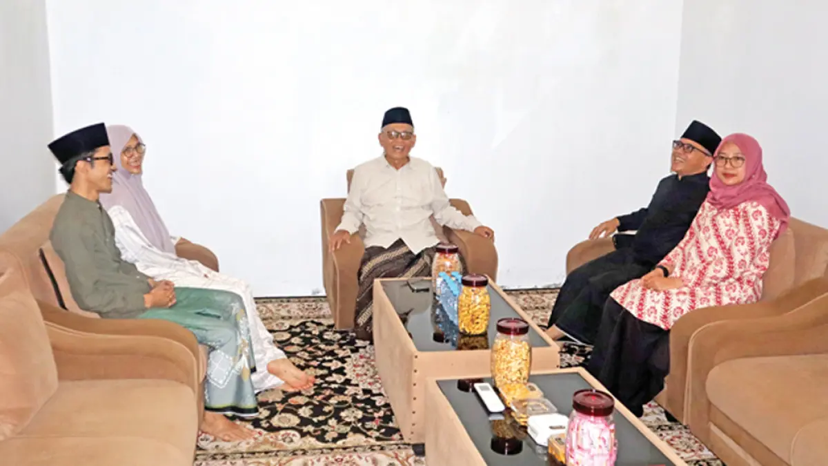 Bupati Ipuk Fiestiandani ditemani sang suami Abdullah Azwar Anas saat berkunjung ke kediaman KH Masykur Ali di Ponpes Ibnu Sina Kecamatan Genteng, Kamis (26/3). (Salis Ali/Radar Banyuwangi)