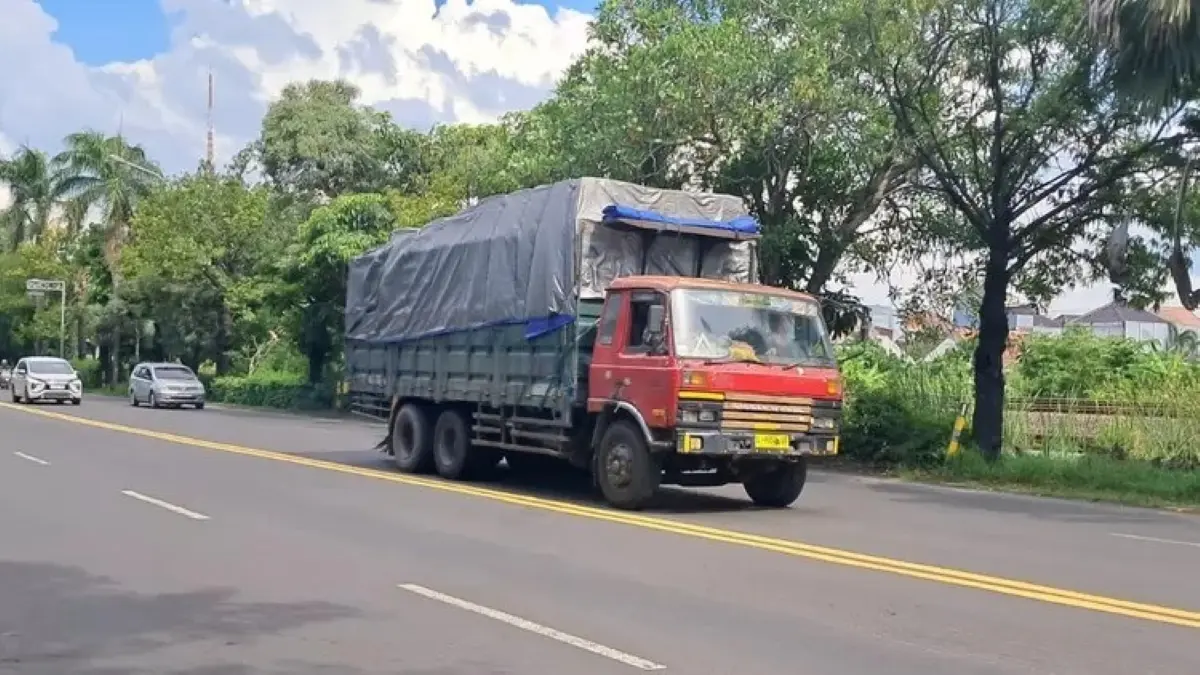 Ilustrasi truk sumbu tiga. (Radar Lamongan)