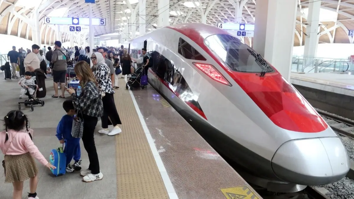 KCIC mencatat lonjakan penumpang kereta cepat Whoosh selama Lebaran 2026. (JawaPos.com)