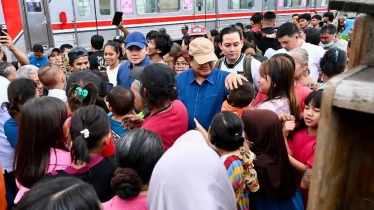 Kunjungan Presiden Prabowo Subianto ke bantaran rel Senen membuka harapan warga. (Antara)