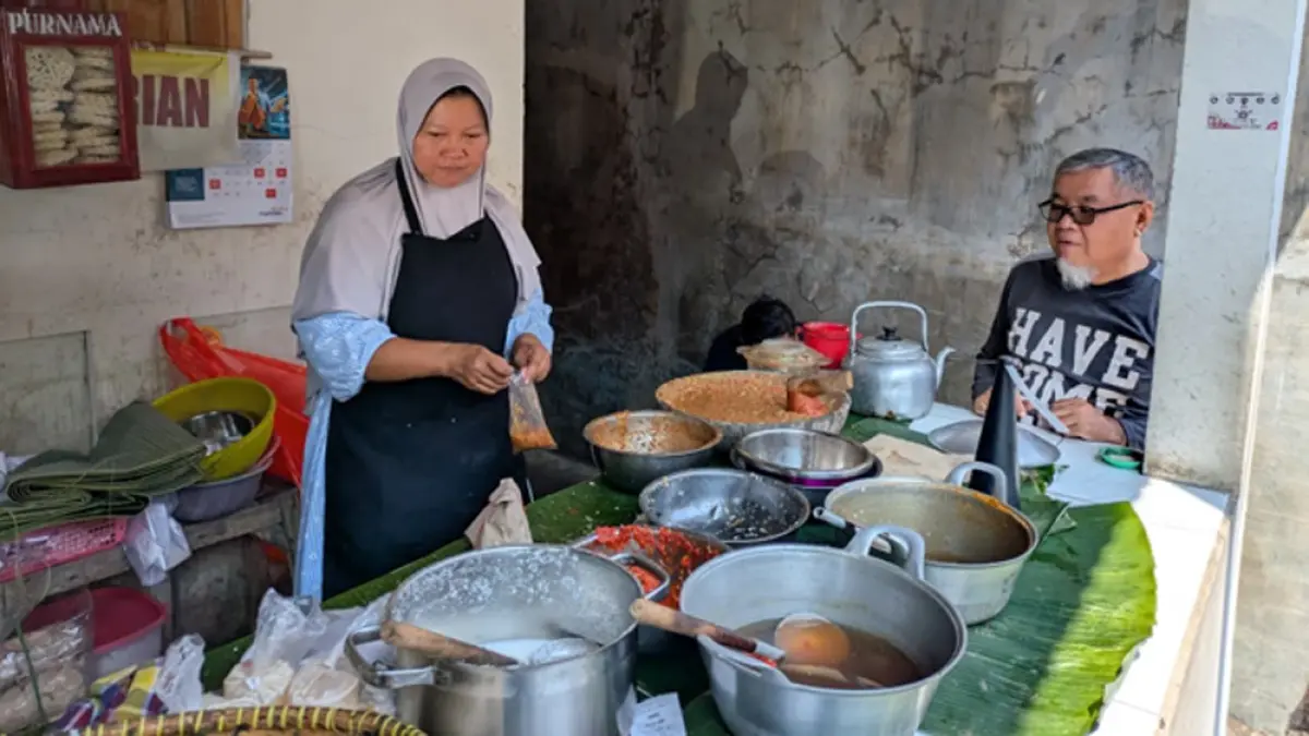 LARIS MANIS: Warung nasi Cawuk diserbu pembeli di Kelurahan Kepatihan, Kamis (26/3) pagi. (Fredy Rizki/Radar Banyuwangi)
