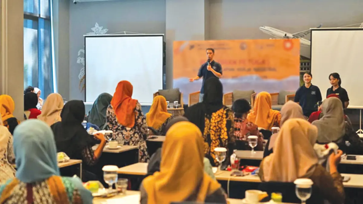 MENCAIRKAN SUASANA: Peserta rapat mengikuti sesi ice breaking di Hotel Kokoon Banyuwangi. (foto: Kokoon Hotel Banyuwangi)
