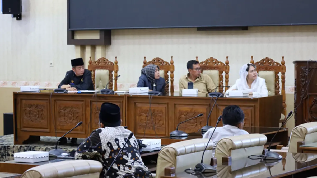 Pimpinan dewan dan pimpinan Komisi II DPRD menyimak pemaparan pihak Pertamina tentang penyaluran elpiji bersubsidi dalam RDP di kantor dewan, Rabu (25/3). (Humas DPRD Banyuwangi)