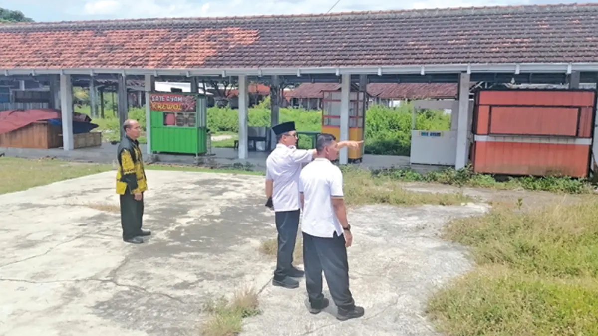Plt Camat Cluring Subhan beserta jajarannya berkoordinasi dengan pedagang kaki lima untuk mengatur ulang lokasi ruang terbuka pasar daerah di Desa Benculuk pada Rabu (25/3). (Subhan for Radar Banyuwangi)