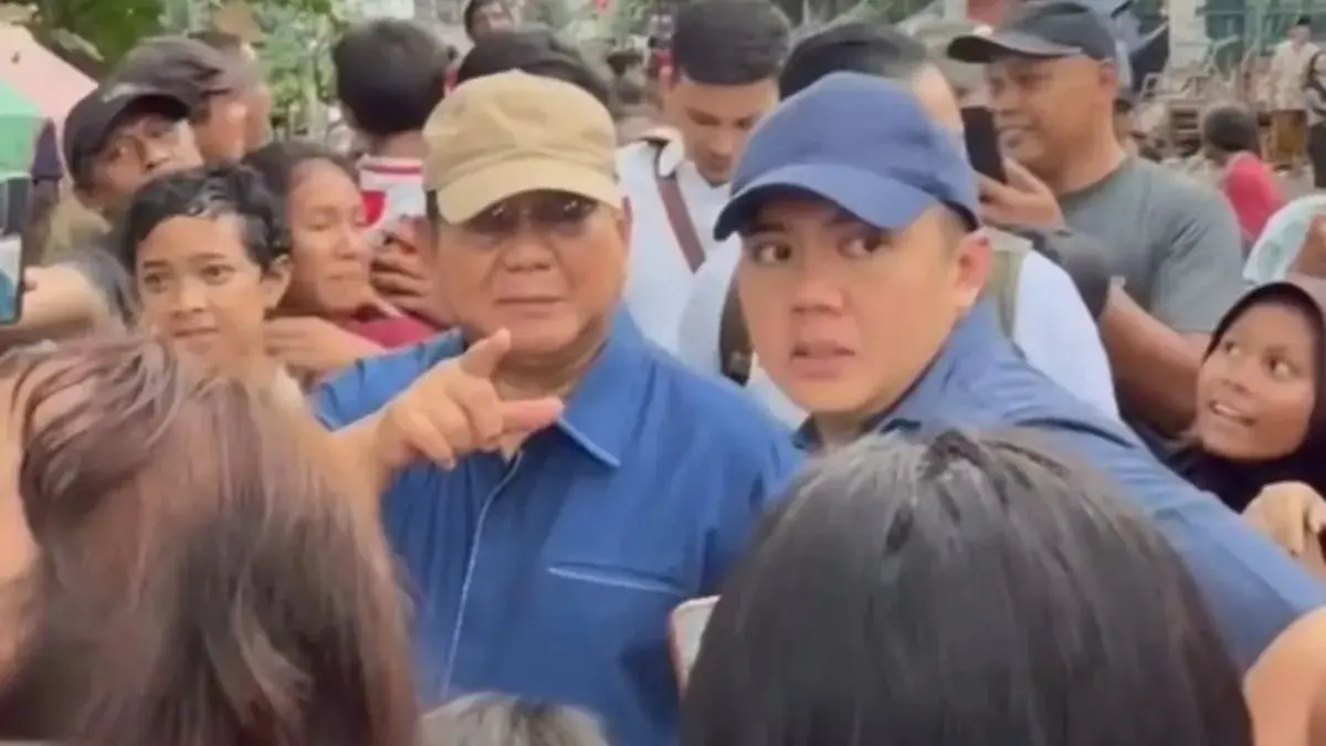 Presiden Prabowo meninjau bantaran rel di Senen. (Antara)
