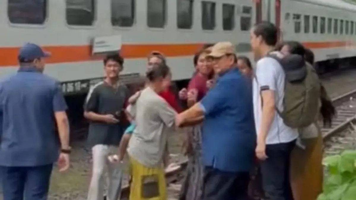 Presiden Prabowo meninjau permukiman bantaran rel di Senen, Jakarta. (Antara)