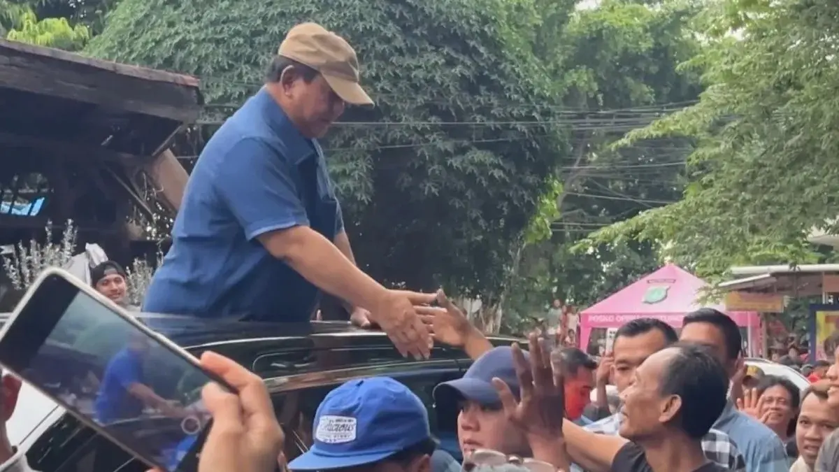 Presiden Prabowo Subianto meninjau langsung permukiman warga di bantaran rel Senen secara mendadak. (Antara)