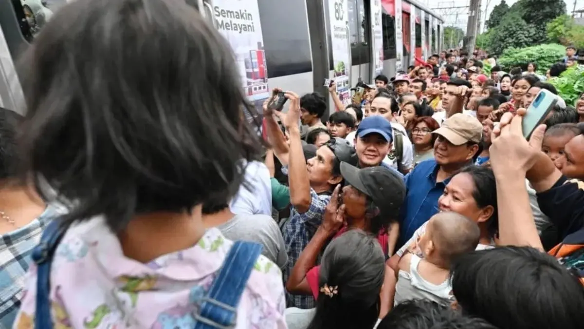 Presiden Prabowo Subianto meninjau permukiman bantaran rel di Senen. (Antara)