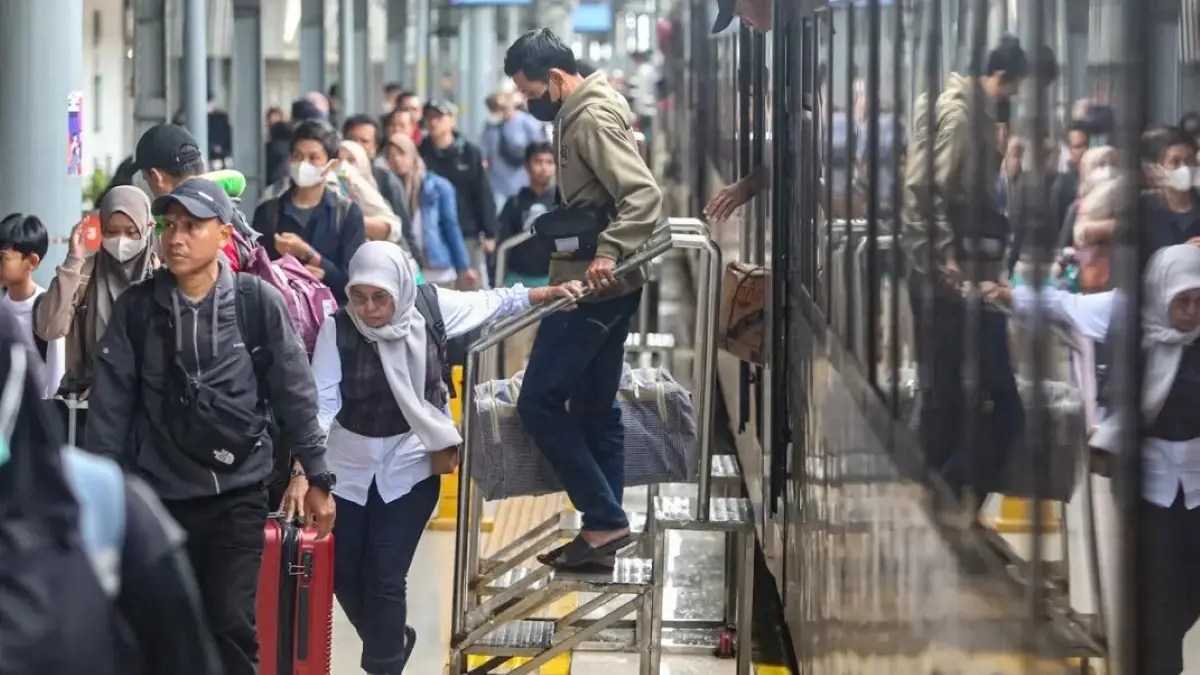 Stasiun Pasar Senen mencatat 18.203 penumpang datang. (JawaPos.com)
