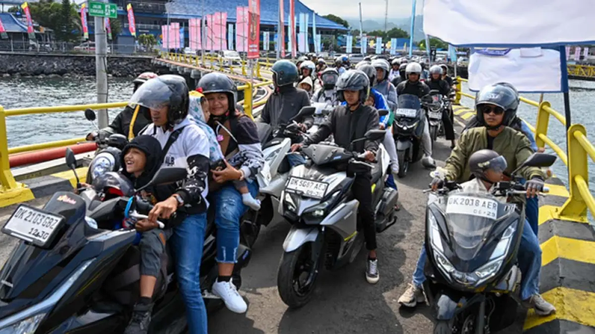 Truk dilarang melewati dermaga MB Pelabuhan ASDP Ketapang. Prioritas kendaraan yang diizinkan menyeberang adalah roda dua dan kendaraan pribadi. (Ramada Kusuma/Radar Banyuwangi)
