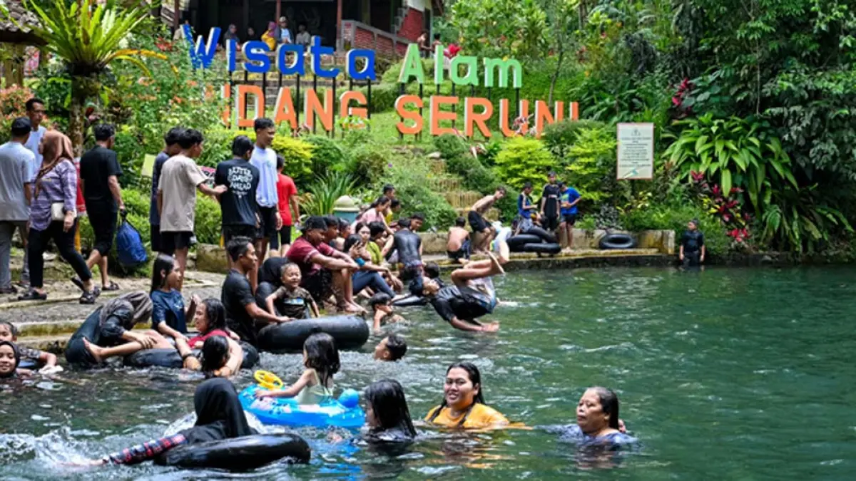 WISATA ALAM: Pengunjung Sendang Seruni di Desa Tamansari, Licin menikmati segarnya air pemandian di lereng Ijen, Kamis (26/3). (Ramada Kusuma/Radar Banyuwangi)