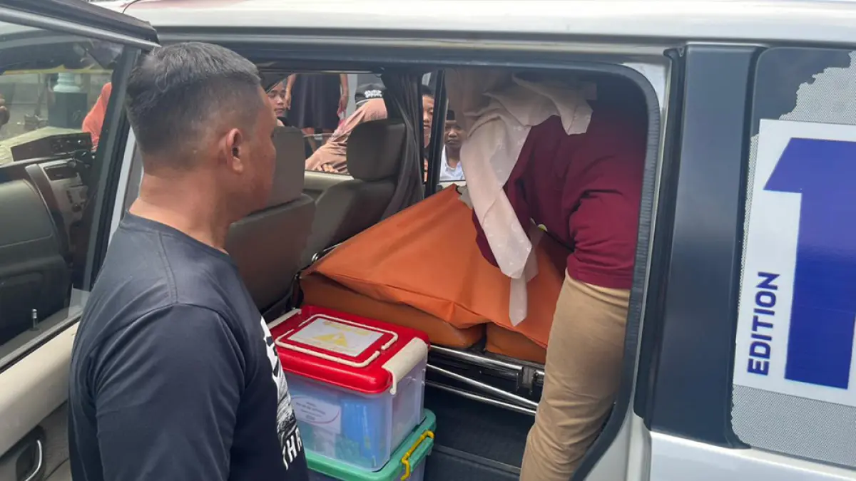 Anggota Polsek Srono melakukan pemeriksaan jenazah bayi yang ditemukan di wilayah Judeg, Dusun Sumbergroto, Desa Rejoagung, Kecamatan Srono, pada Minggu (23/3). (Polsek Srono for Radar Banyuwangi)