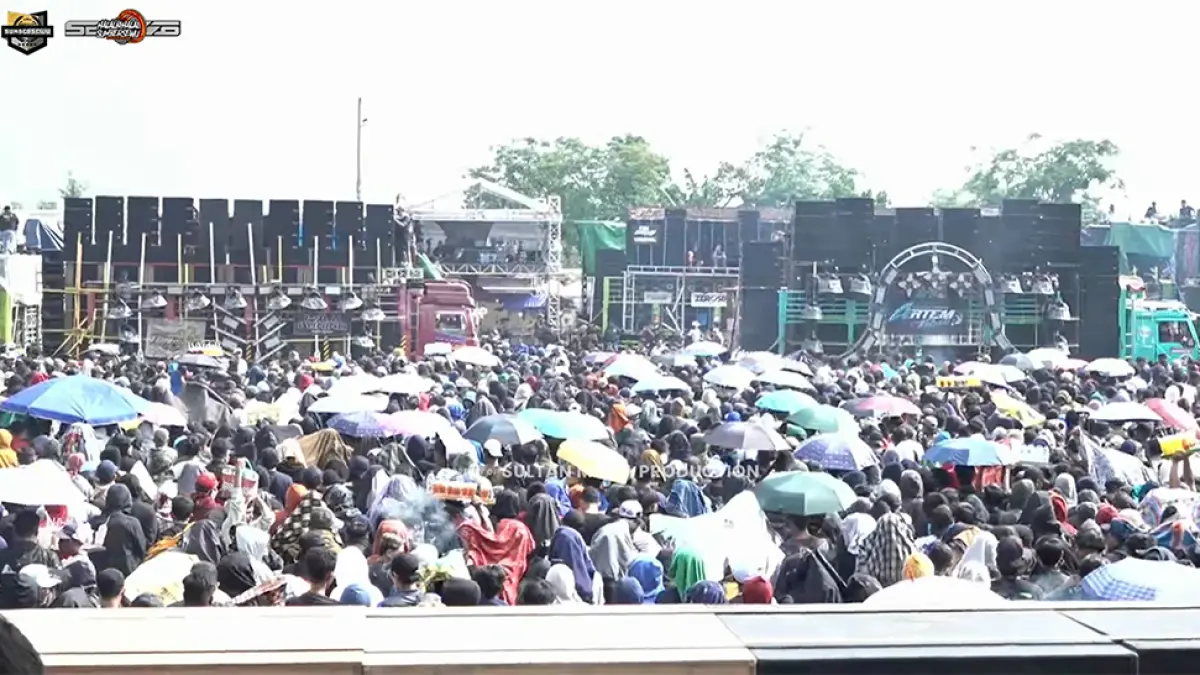 Battle Sound Sumbersewu 2026 digelar di Muncar Banyuwangi. 48 sound raksasa guncang lapangan, ribuan penonton padati acara halal bihalal. (Tangkapan Layar YouTube Sultan Media Production)
