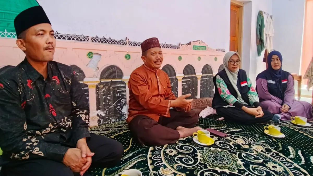 Dari kiri, Ketua Kloter 85 H Taufiq Siradj, Kepala Kemenhaj Bondowoso H Astono didampingi tim kesehatan haji kloter Bondowoso. (Toha/Radar Banyuwangi)
