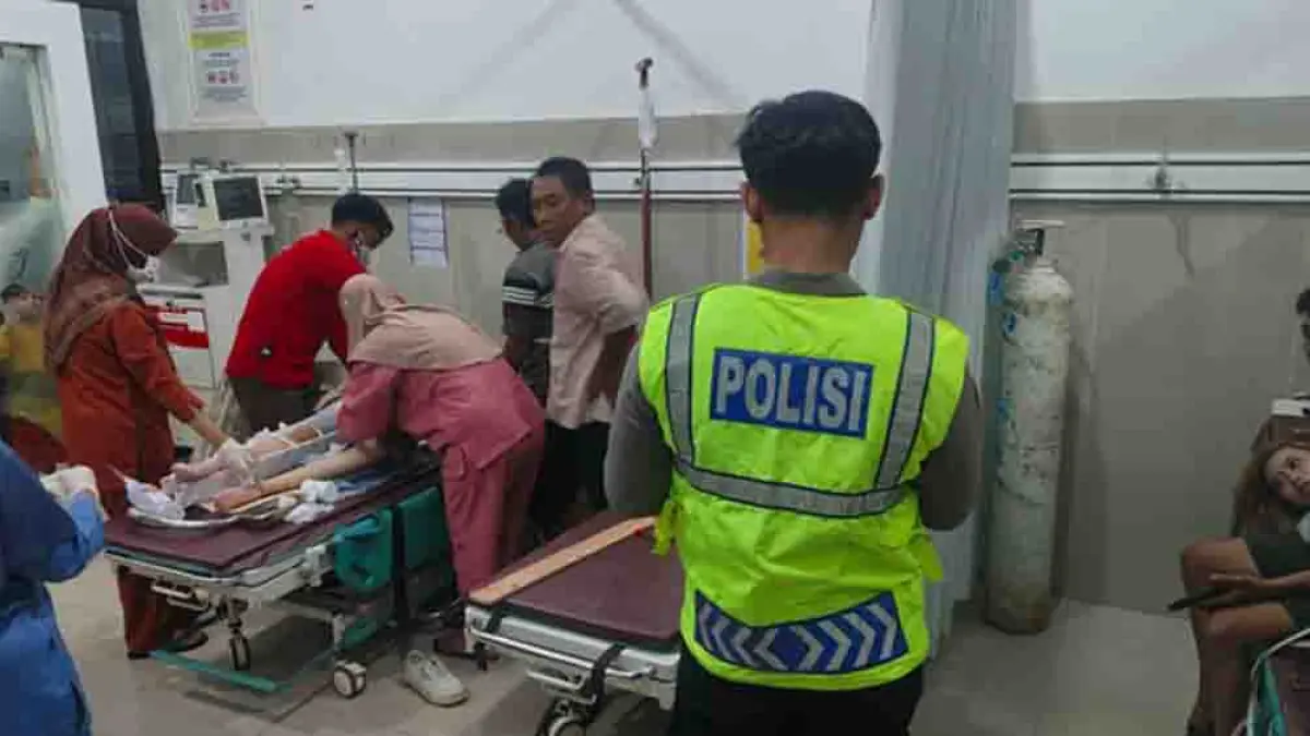 
DIBAWA KE PUSKESMAS: Dua korban kecelakaan Dea Putri Pratiwi dan Nadila Putri Amalia, menjalani perawatan di Puskesmas Wongsorejo, Jumat (27/2). (Foto: Polsek Wongsorejo)