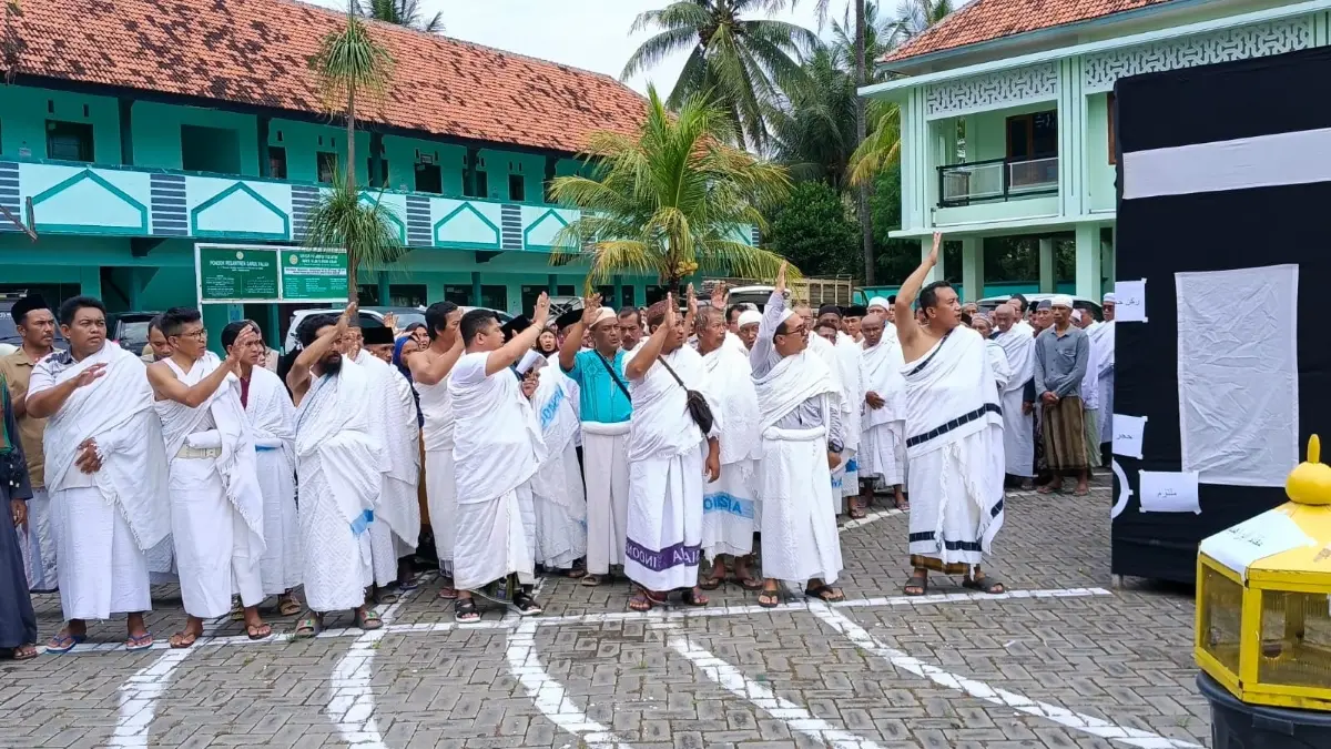 Jamaah calon haji kloter 85, Bondowoso dan Banyuwangi saat praktek manasik haji di Ponpes Darul Falah Bondowoso, Sabtu (28/3/2026). (Toha/Radar Banyuwangi)