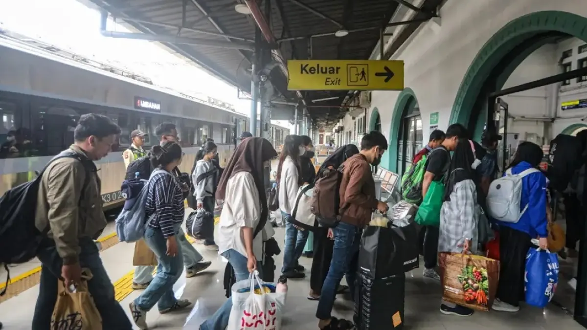 Kepadatan penumpang masih terjadi di Stasiun Pasar Senen H+7 Lebaran 2026. (JawaPos.com)