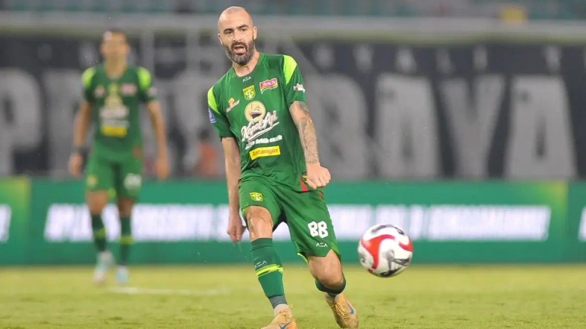 MEROSOT: Bernardo Tavares ungkap masalah penurunan performa Persebaya. (Ileague.id)
