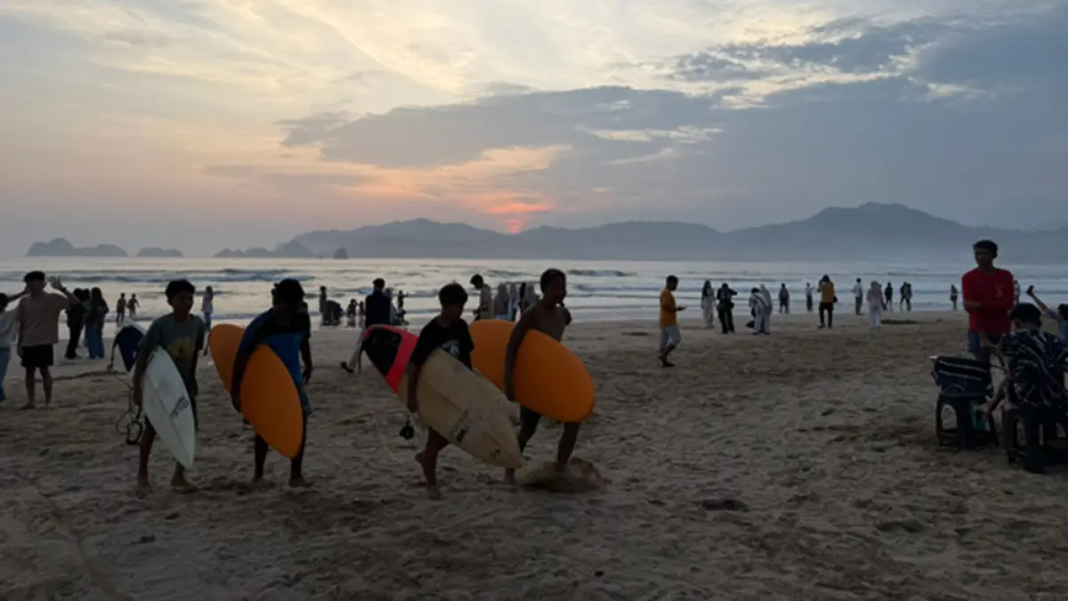 PAPAN SELANCAR: Pengelola PM menyediakan sewa papan selancar bagi pengunjung atau wisatawan yang ingin surfing atau sekadar belajar. (Purnomo for Radar Banyuwangi)