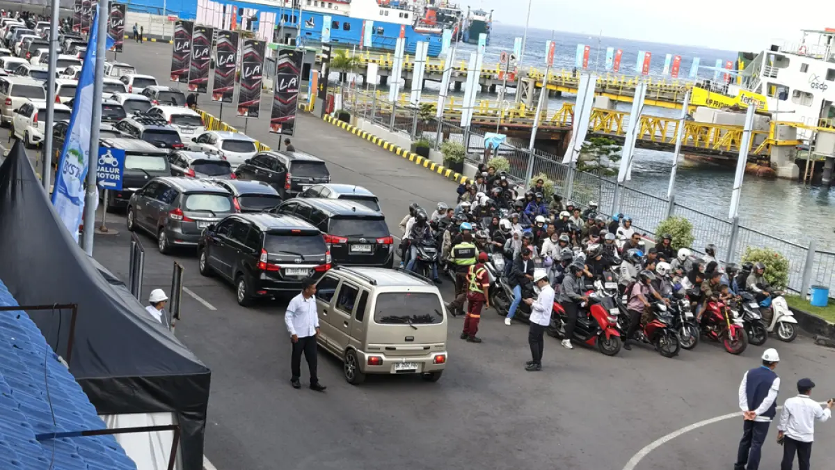 PUNCAK ARUS BALIK: Antrean kendaraan memenuhi area Pelabuhan Ketapang sejak pagi hingga sore. Kendaraan antre di parkiran sembari menunggu giliran masuk kapal, Sabtu (28/3). (Ksatria Raya/Radar Banyuwangi)