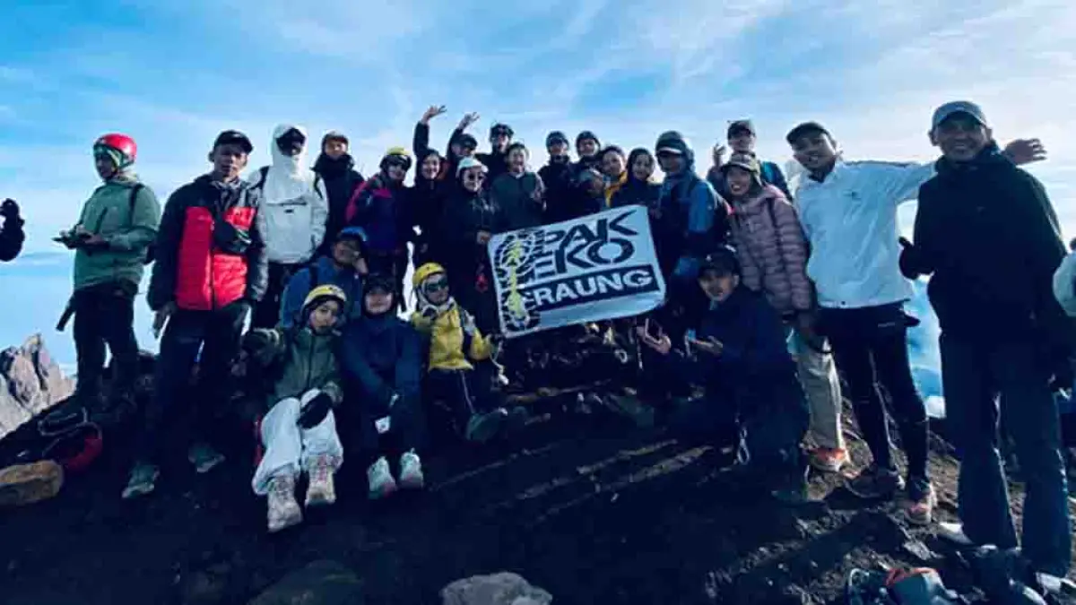PUNCAK SEJATI: Rombongan pendaki berfoto di depan kaldera Gunung Raung, Banyuwangi, Jumat (27/3). (Eko for Radar Banyuwangi)