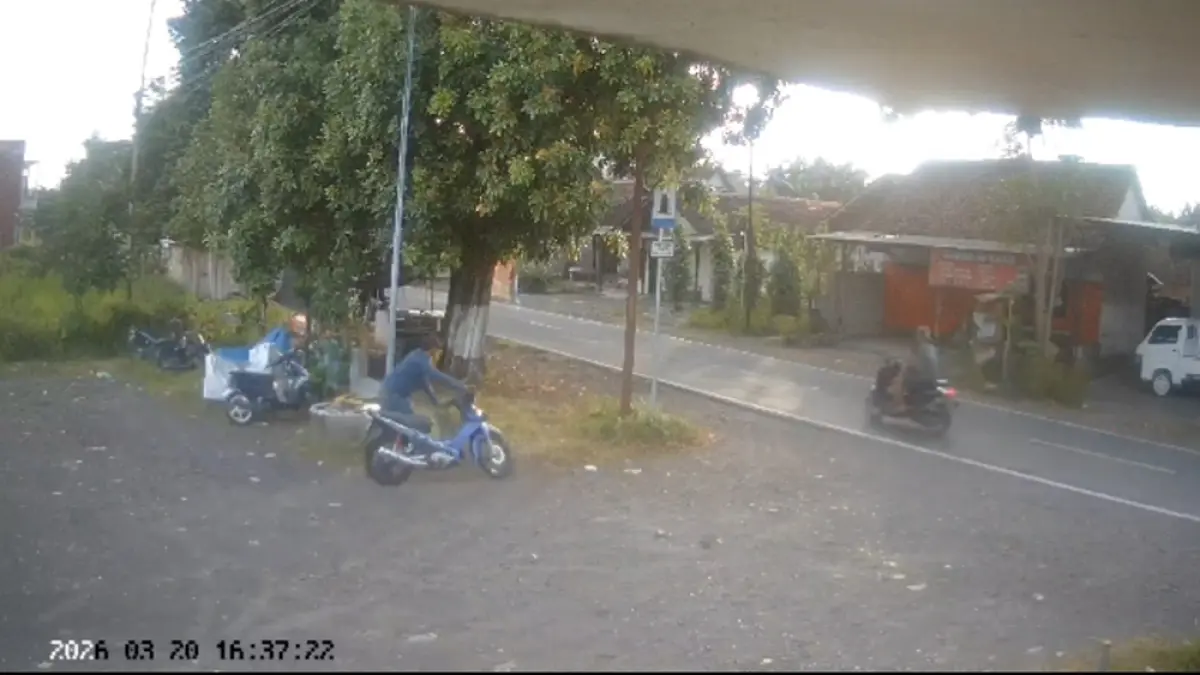 REKAMAN CCTV: Sepeda motor Jupiter Z warna biru digondol maling di tempat expedisi masuk Desa Kradenan, Kecamatan Purwoharjo pada Jumat (20/3). (Sunaryo for Radar Banyuwangi)