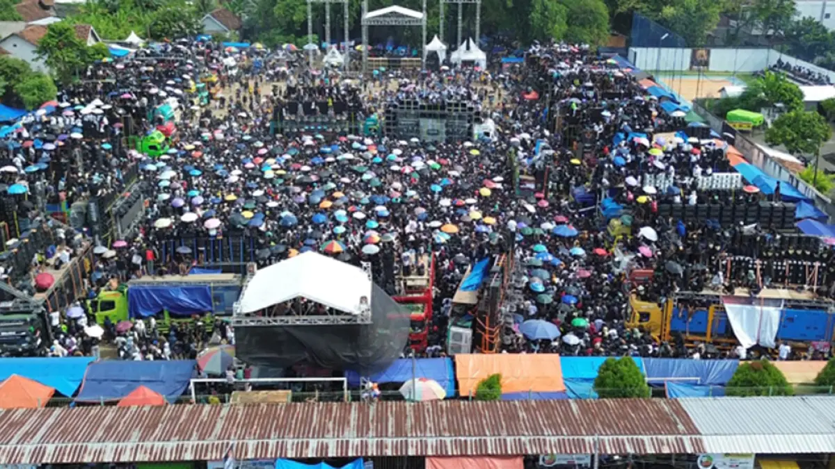 SEMARAK: Ribuan penonton battle sound memadati Lapangan Sumbersewu, Kecamatan Muncar, Sabtu (28/3). (Zamrozi Wahyu/Radar Banyuwangi)