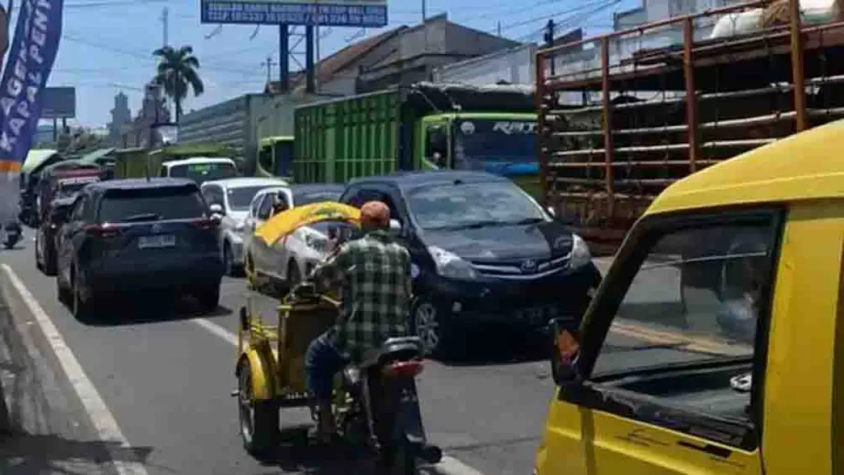 Akses ke Pelabuhan Ketapang macet parah siang ini (29/3/2026). Antrean kendaraan mengular dari Watu Dodol hingga Katapang Indah, arus tersendat. (Foto: Wali Santri IKSASS Kalipuro)