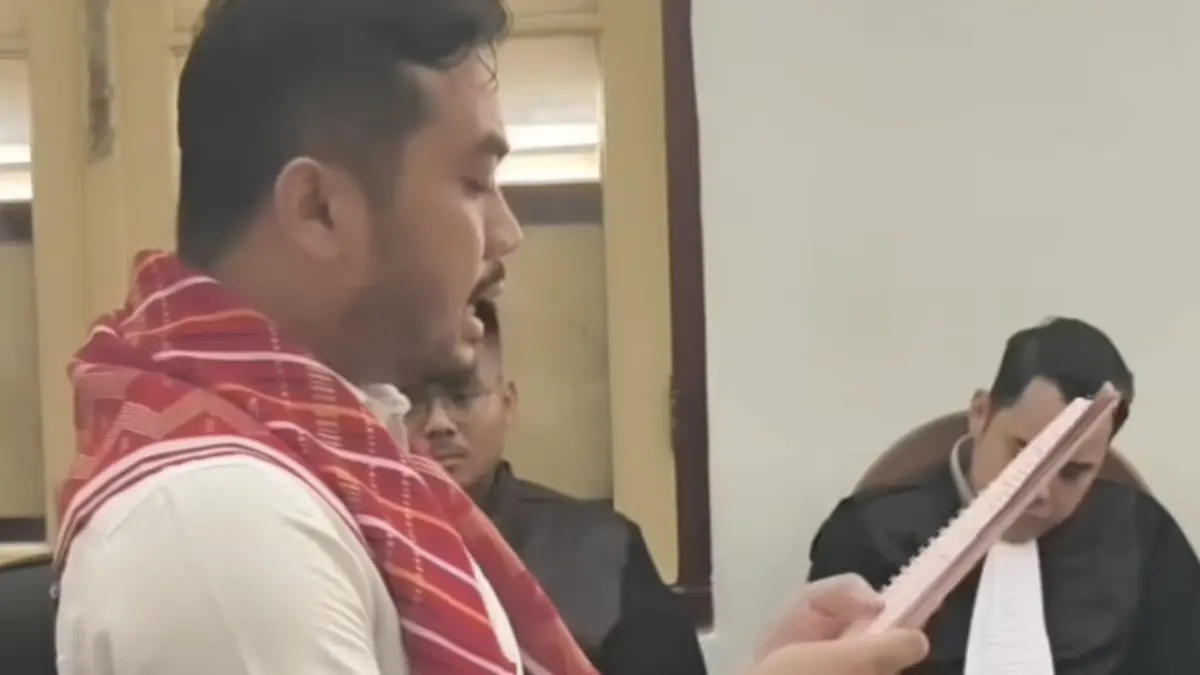 Amsal Sitepu membacakan pledoi kasus dugaan korupsi video profil desa di PN Medan. (Instagram/@amsalsitepu)