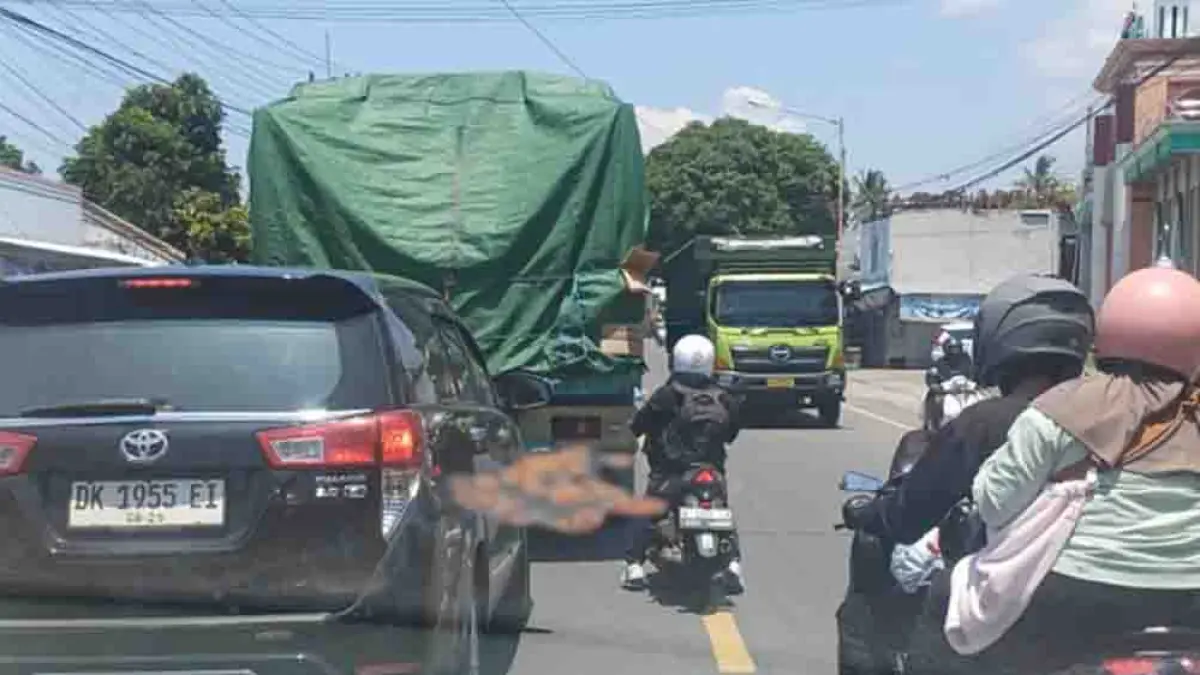 Arus balik Lebaran 2026 di Ketapang memuncak. Truk logistik antre hingga 12 jam, buffer zone penuh, kendaraan mengular. (Foto: Wali Santri IKSASS Kalipuro)