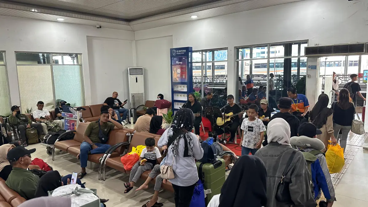 Arus balik penumpang kereta api Lebaran 2026 di KAI Daop 8 Surabaya masih tinggi. (KAI)
