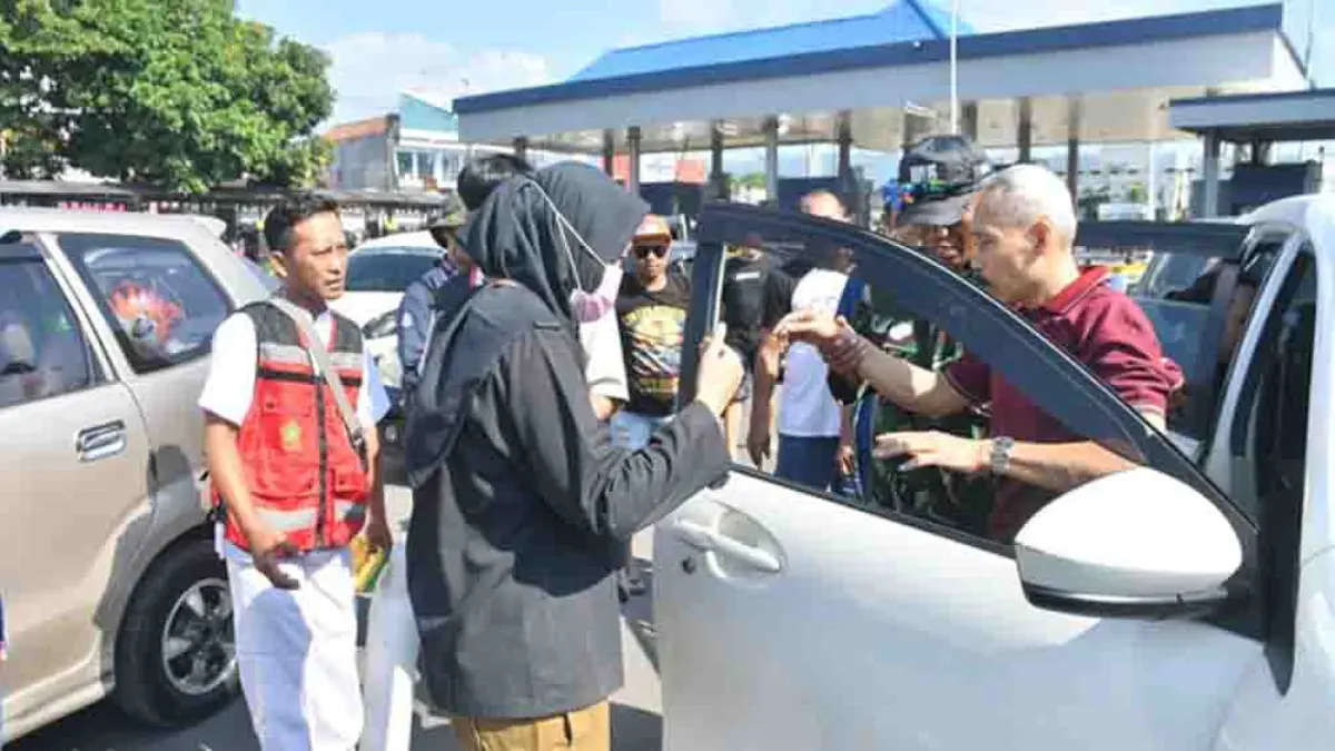 Diduga karena lelelahan, seorang pemudik pingsan di Pelabuhan Ketapang Banyuwangi saat hendak menyeberang ke Pulau Bali. (Ramada Kusuma/Radar Banyuwangi)