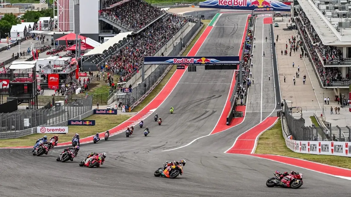 Marc Marquez mendapat Long Lap Penalty usai insiden Sprint dengan Fabio Di Giannantonio. (MotoGP)