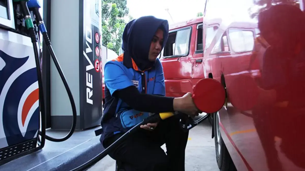 Petugas SPBU Vivo sedang mengisi BBM. (JAWA POS)