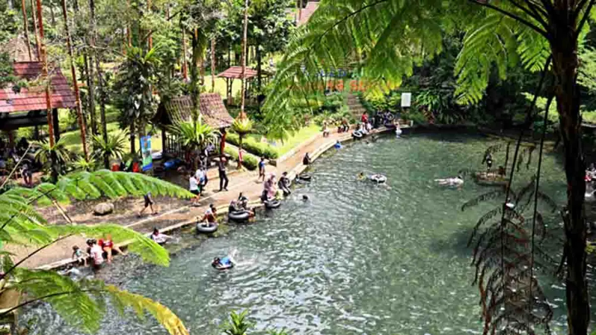 WISATA ALAM: Pemandaian Sendang Seruni menawarkan segarnya hawa pegunungan bagi pengunjung di tempat wisata yang terletak di lereng Ijen tersebut. (Ramada Kusuma/Radar Banyuwangi)