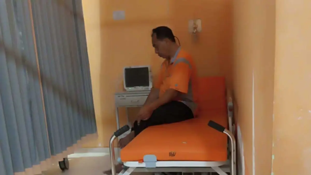 ALAMI LUKA: SHN, korban dugaan penganiayaan yang dilakukan oleh seorang WNA asal Rusia tengah menjalani pengobatan di IGD RSUD Blambangan. (Teguh for Radar Banyuwangi)