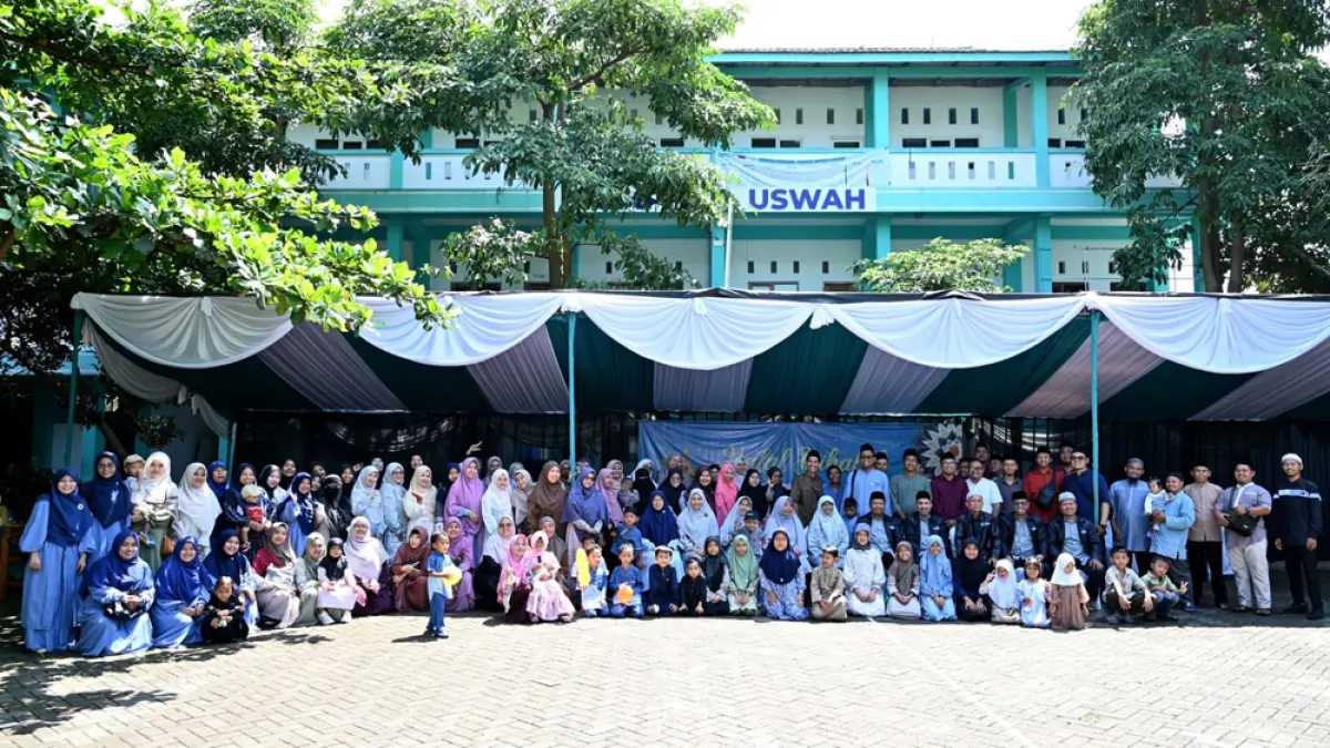 BERMAAFAN: Keluarga besar Al Uswah saat silaturahmi lebaran di SMPIT Mberan pada Sabtu (28/3). (Ramada Kusuma/Radar Banyuwangi)