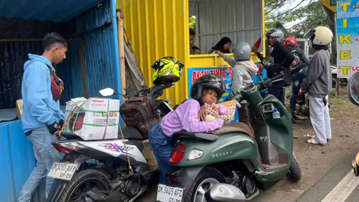 BIKIN TERSENDAT: Antrean pembeli tiket di loket tepi jalan menuju Pelabuhan ASDP Ketapang memicu kepadatan lalu lintas. (Fredy Rizki/Radar Banyuwangi)